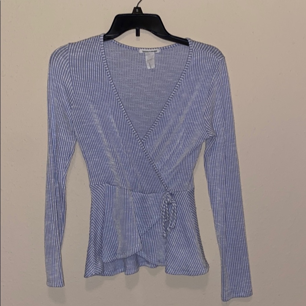 V-neck low shirt